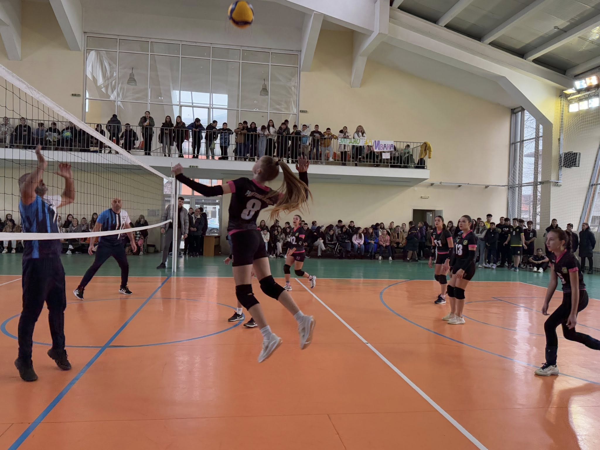 Заедно можем: 8 волейболни отбора събраха средства за Ивана