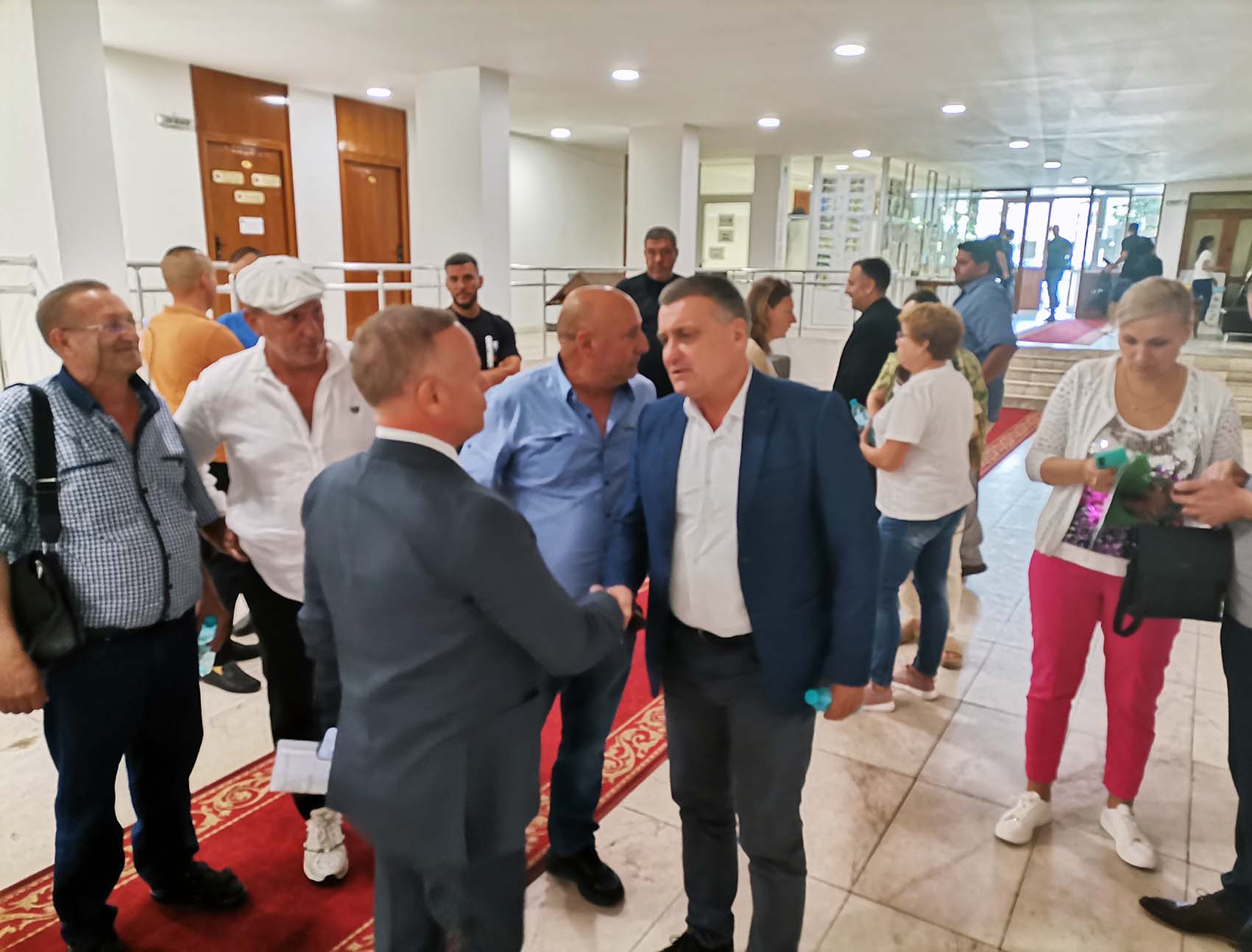 В оглушително мълчание 20 съветници сложиха край на общинската болница