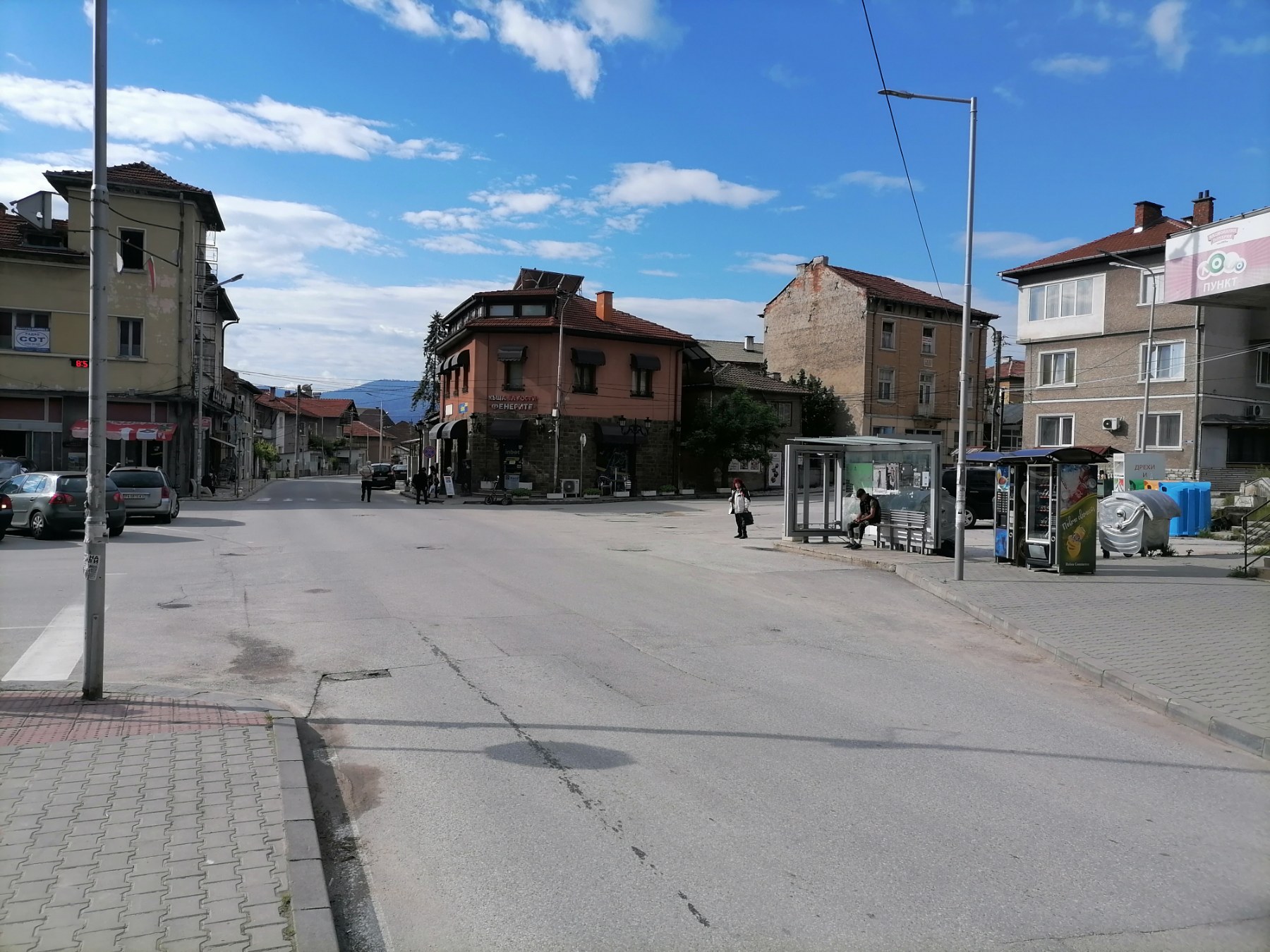 Две кръстовища до учебни заведения от години нямат пешеходни пътеки