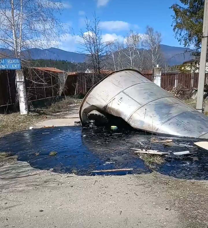 Кметът трябва да организира почистване на опасните вещества в двора на бившия „Кристал“