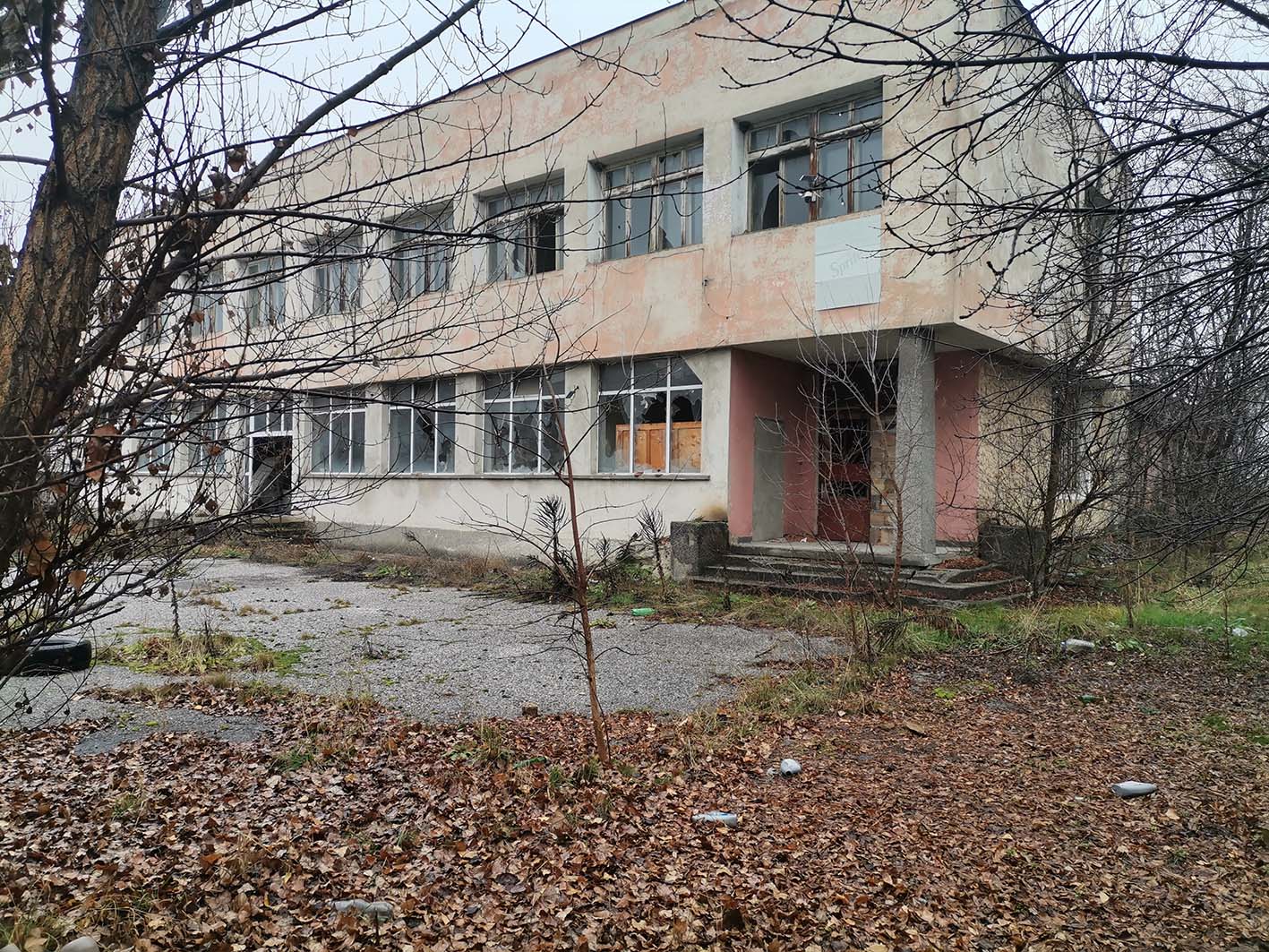 След скандал и извинение общински имот засега остава публична собственост