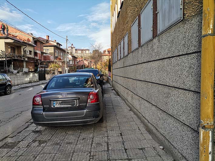 Кой го е грижа за пешеходците във Велинград?!