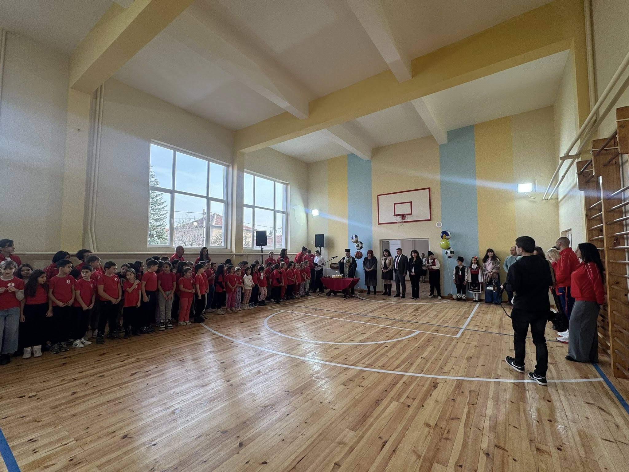 Откриха реновирания физкултурен салон на ОУ „Христо Ботев“