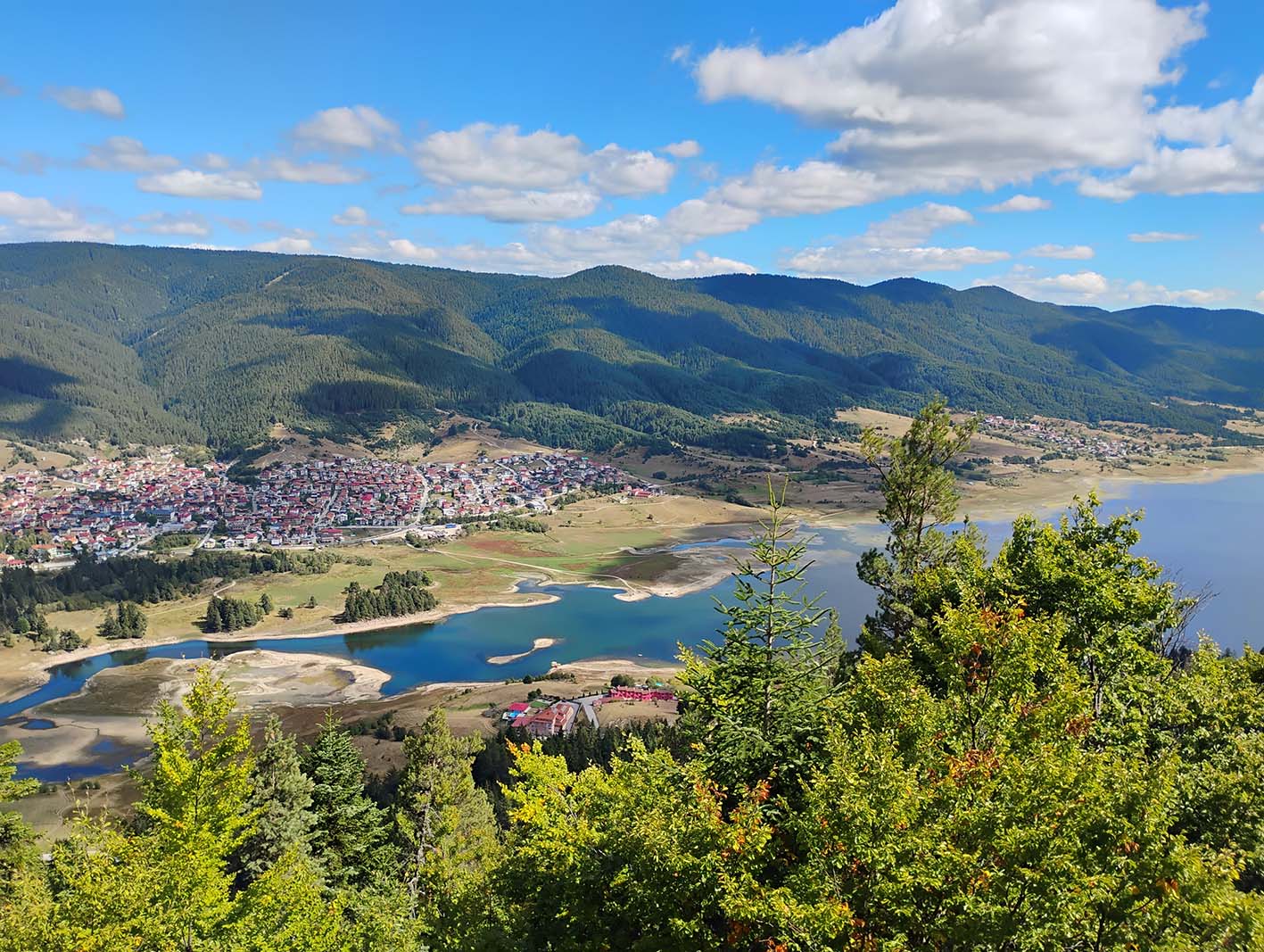 „Окото на Сърница“: гледка от птичи поглед към язовира и планината
