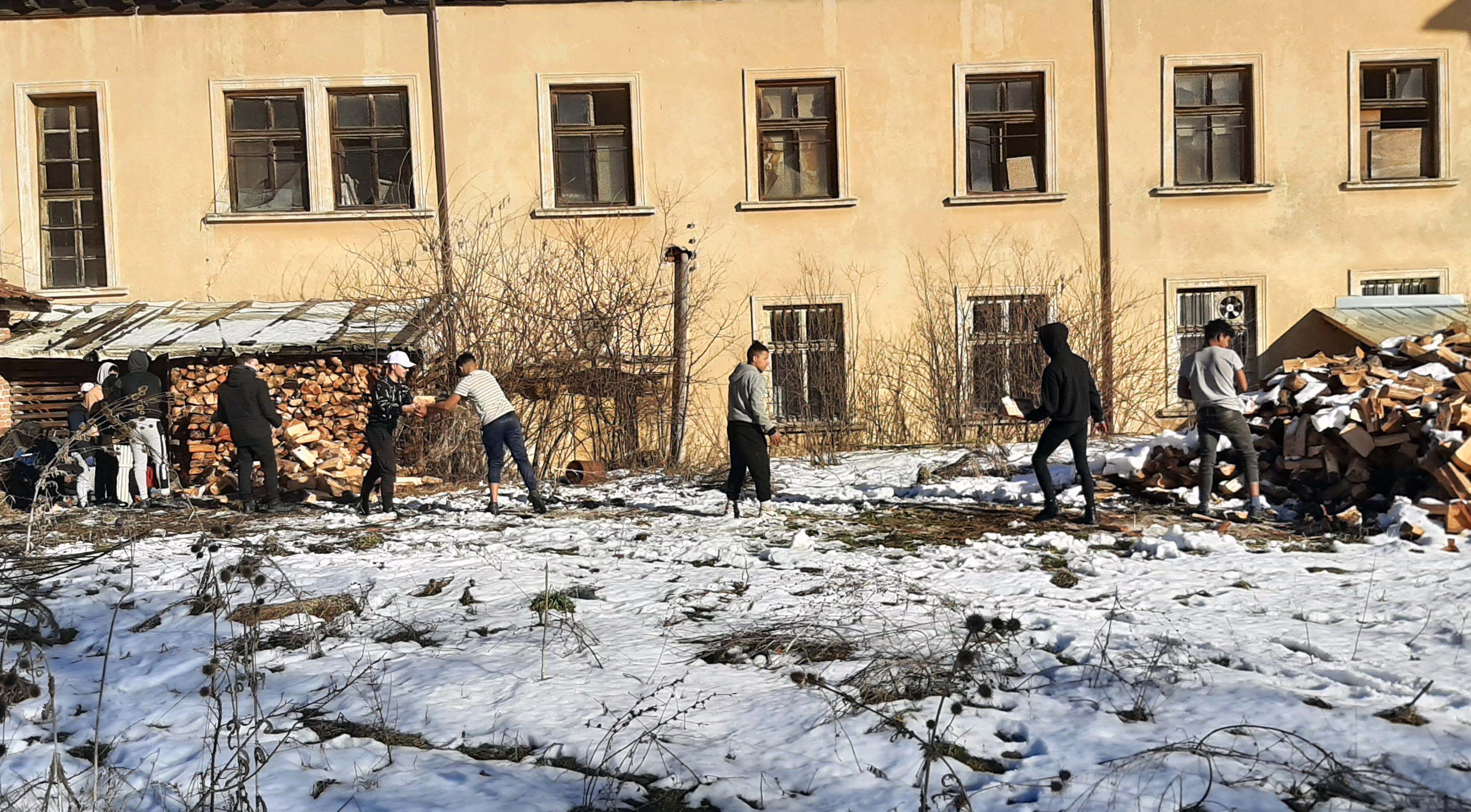 Момчетата от ВУИ „Ангел Узунов“ - пример за доброволчество