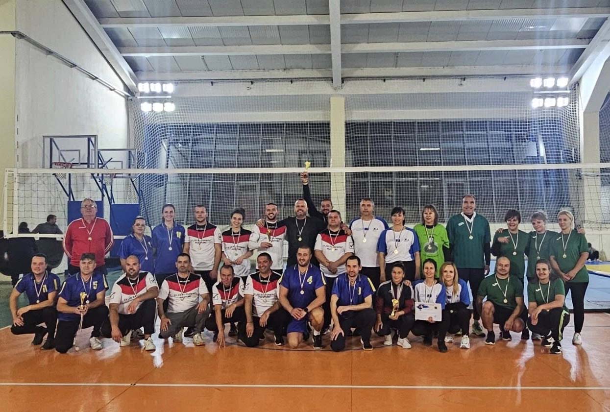 Учители и общински служители във волейболна надпревара