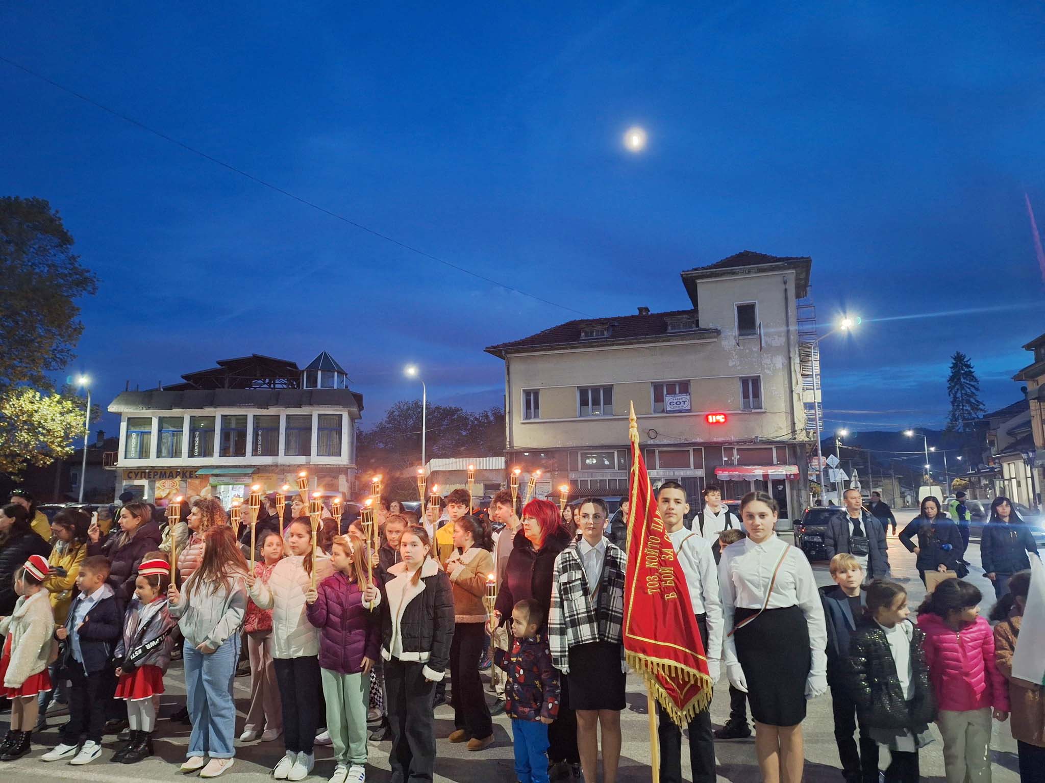 Факелно шествие и цветя за народните будители